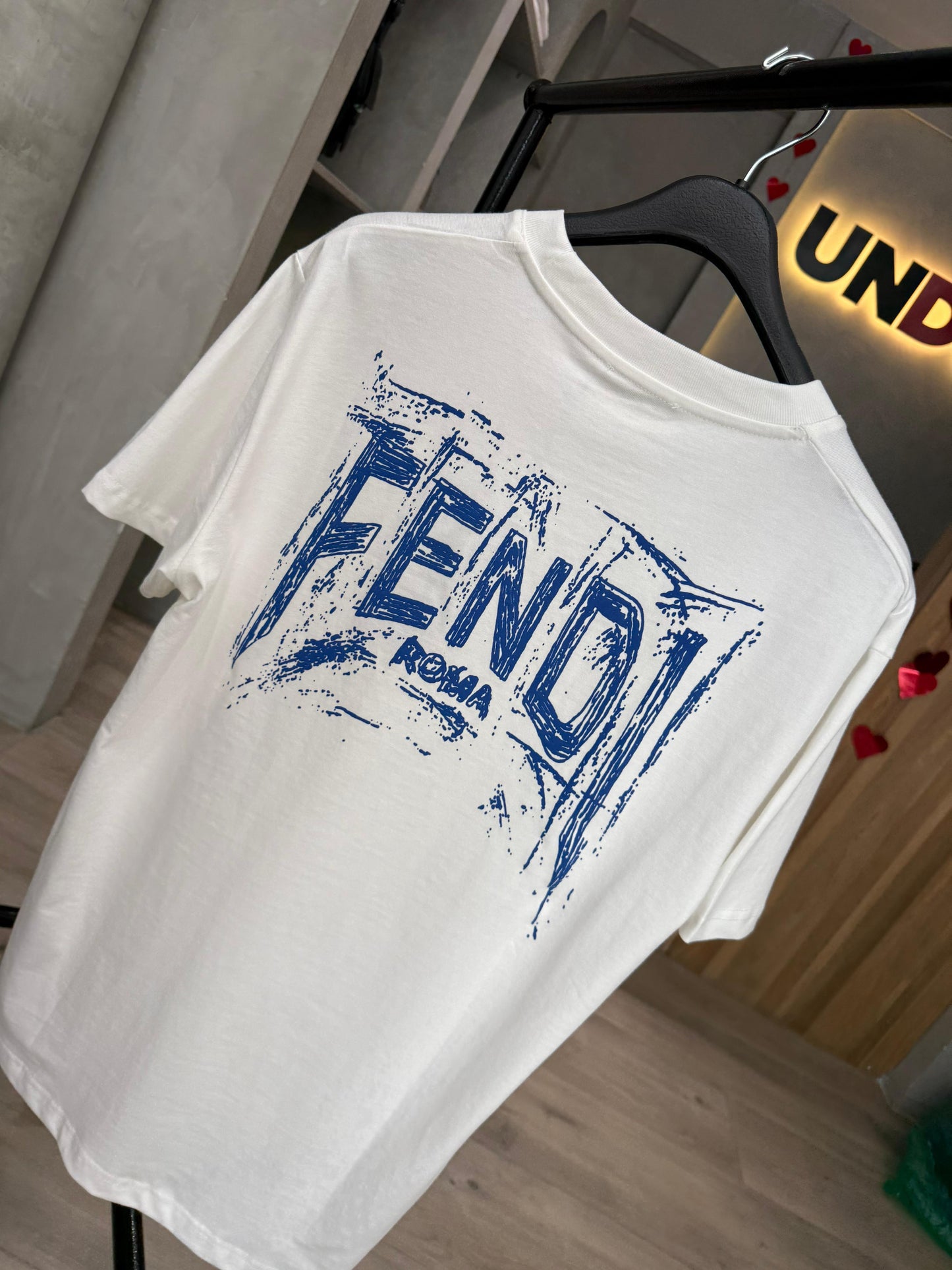 Camiseta FENDI con Estampado tipo Graffiti en el Frente y Espalda