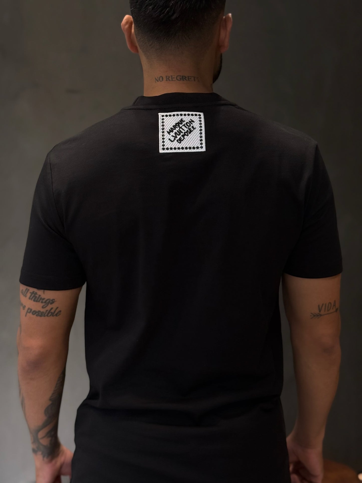 Camiseta LOUIS VUITTON con Aplique Bordado y Detalle en Piedras