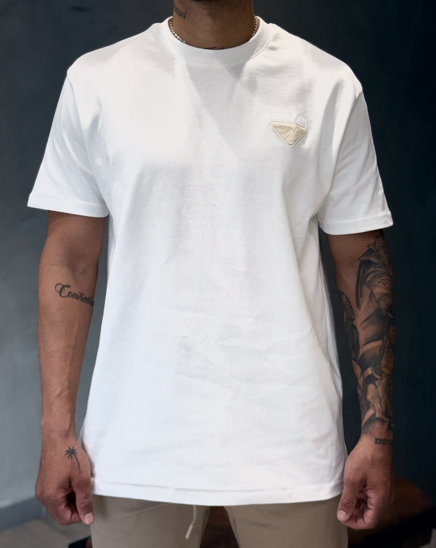 Camiseta PRADA con Aplique del Logo Tejido Tono a Tono