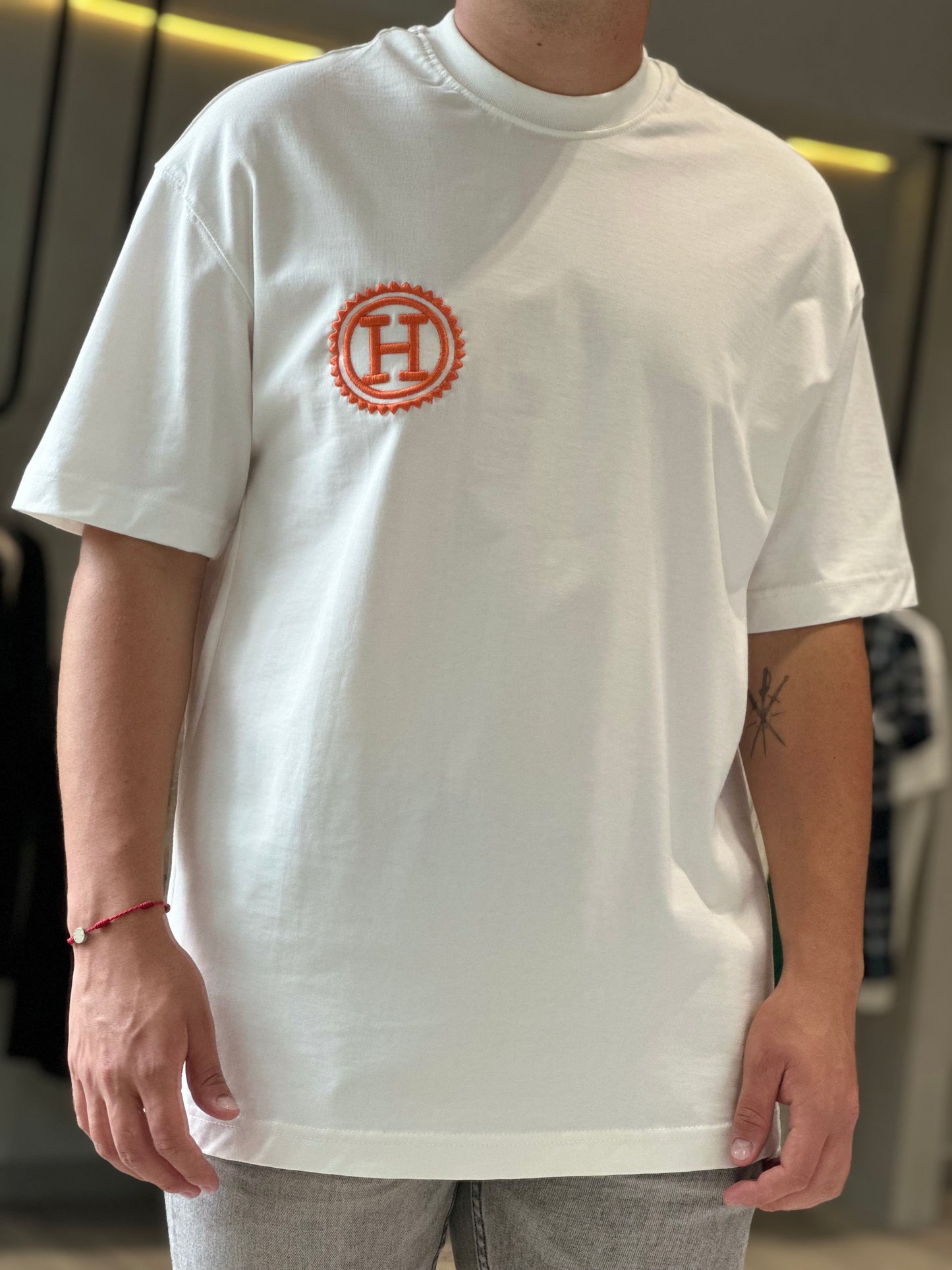 Camiseta HERMES con Detalle Bordado