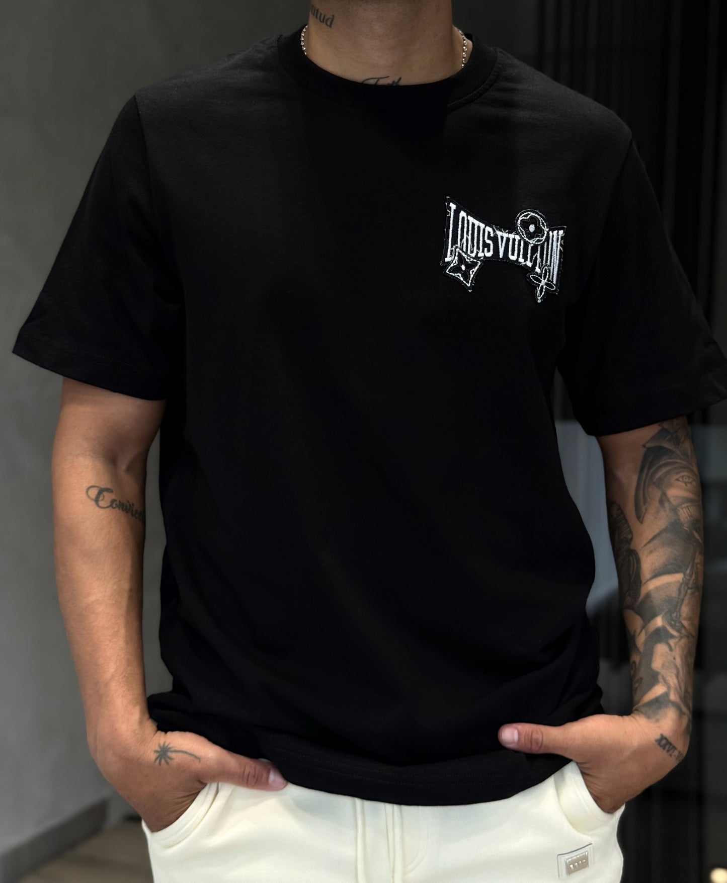 Camiseta LOUIS VUITTON con Aplique en Tela Jean y Bordado