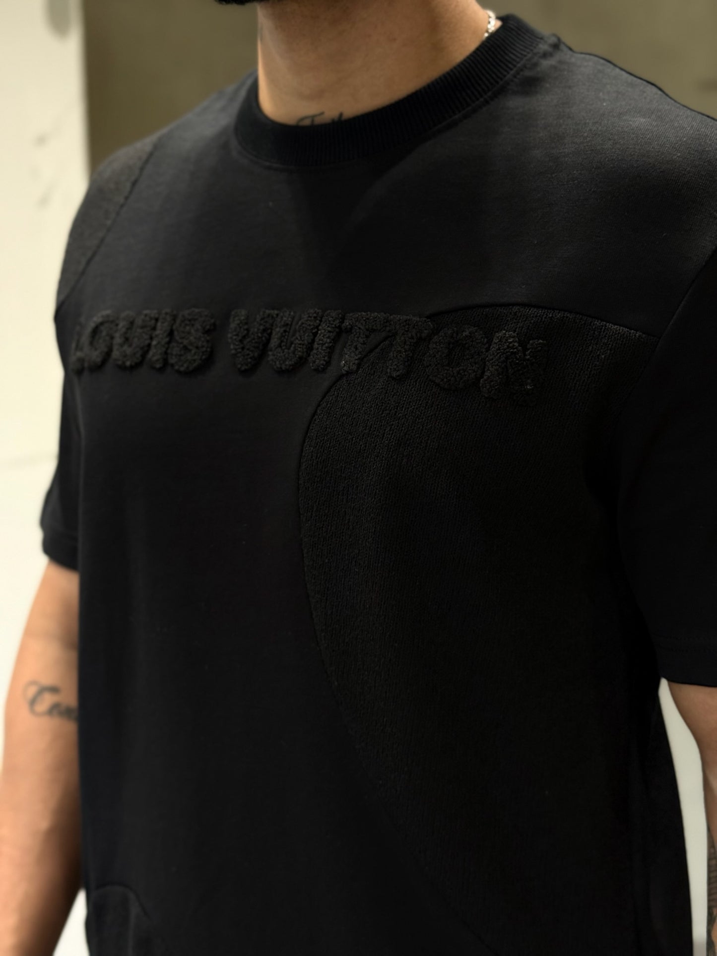 Camiseta LOUIS VUITTON con Detalles Bordados y Apliques en Rizo