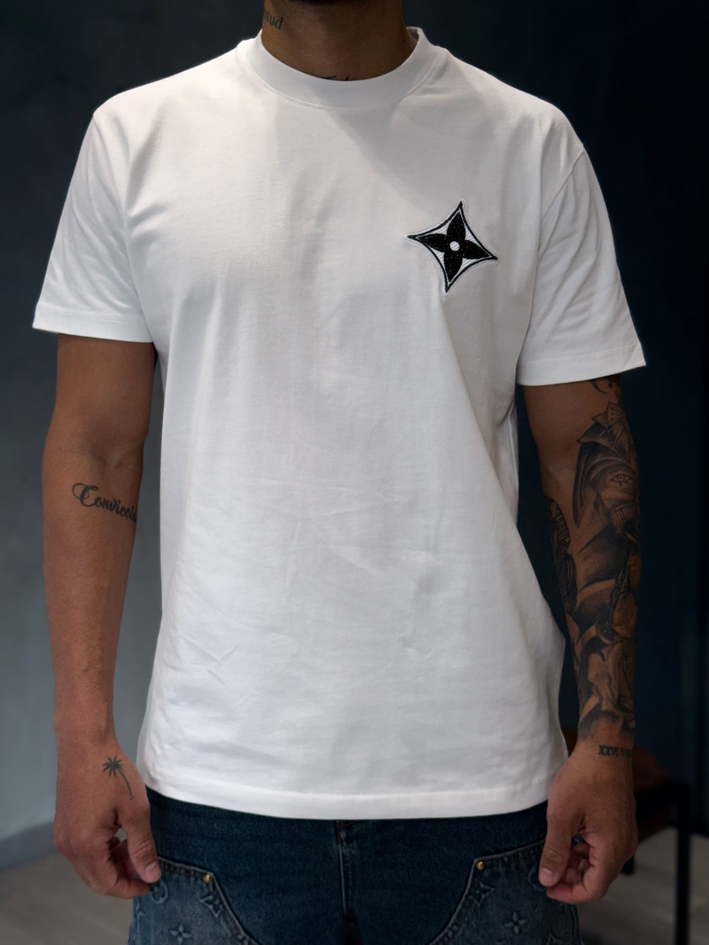 Camiseta LOUIS VUITTON con Aplique Bordado y Detalle en Piedras