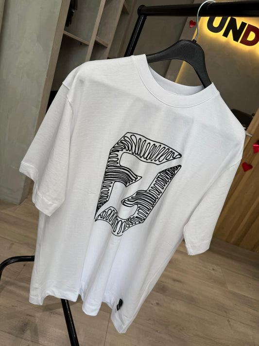 Camiseta FENDI con Logo Bordado en el Frente