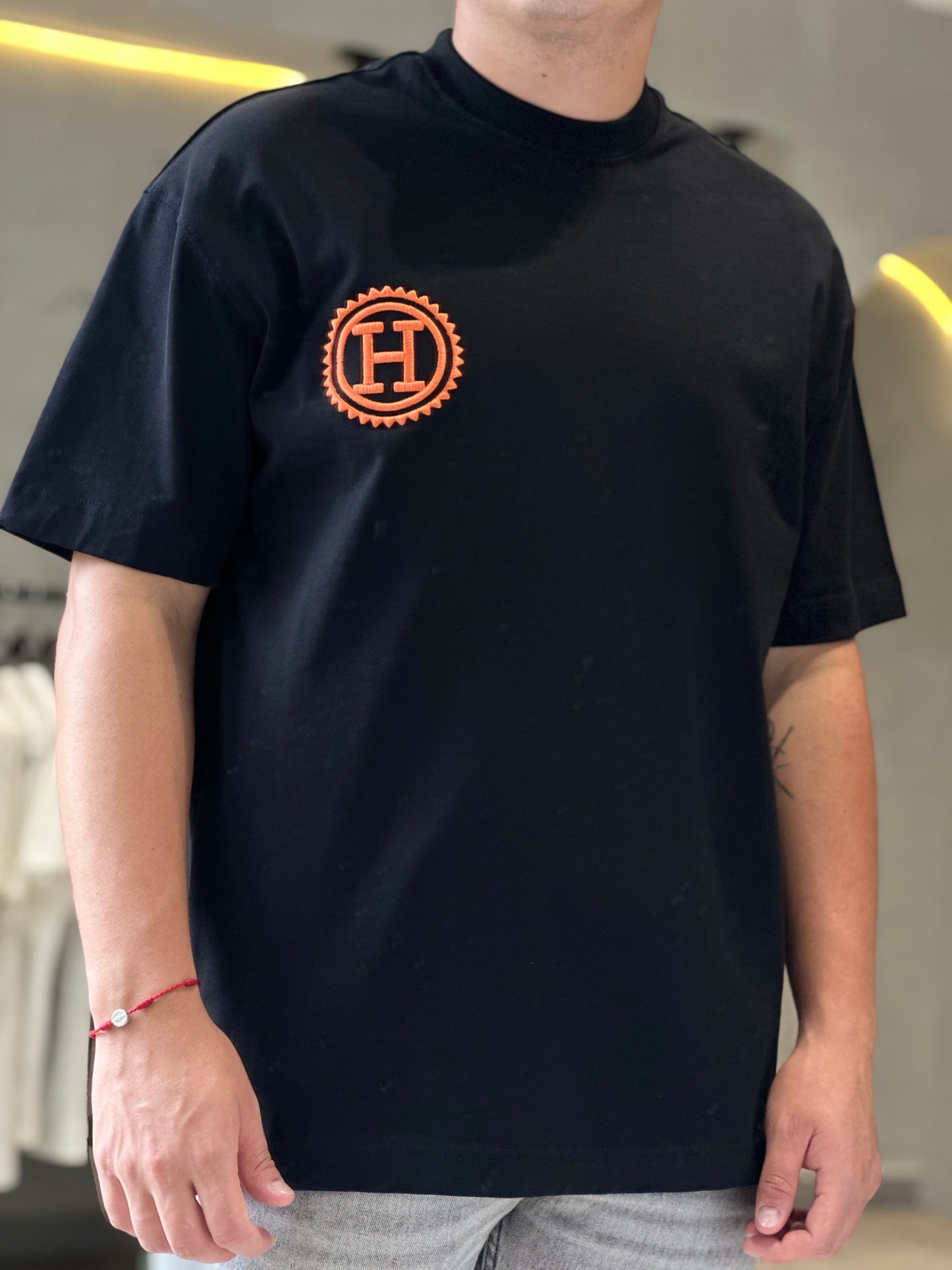 Camiseta HERMES con Detalle Bordado