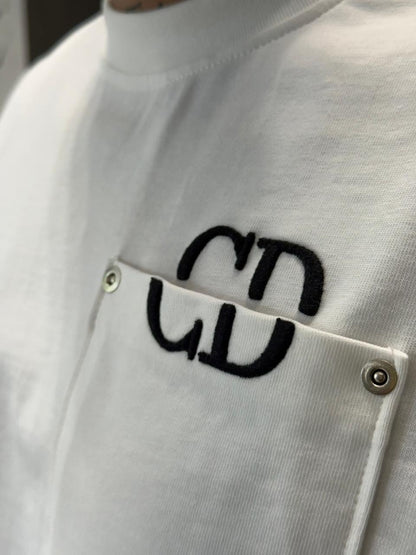 Camiseta DIOR con Bolsillo Lateral y Bordado Clásico