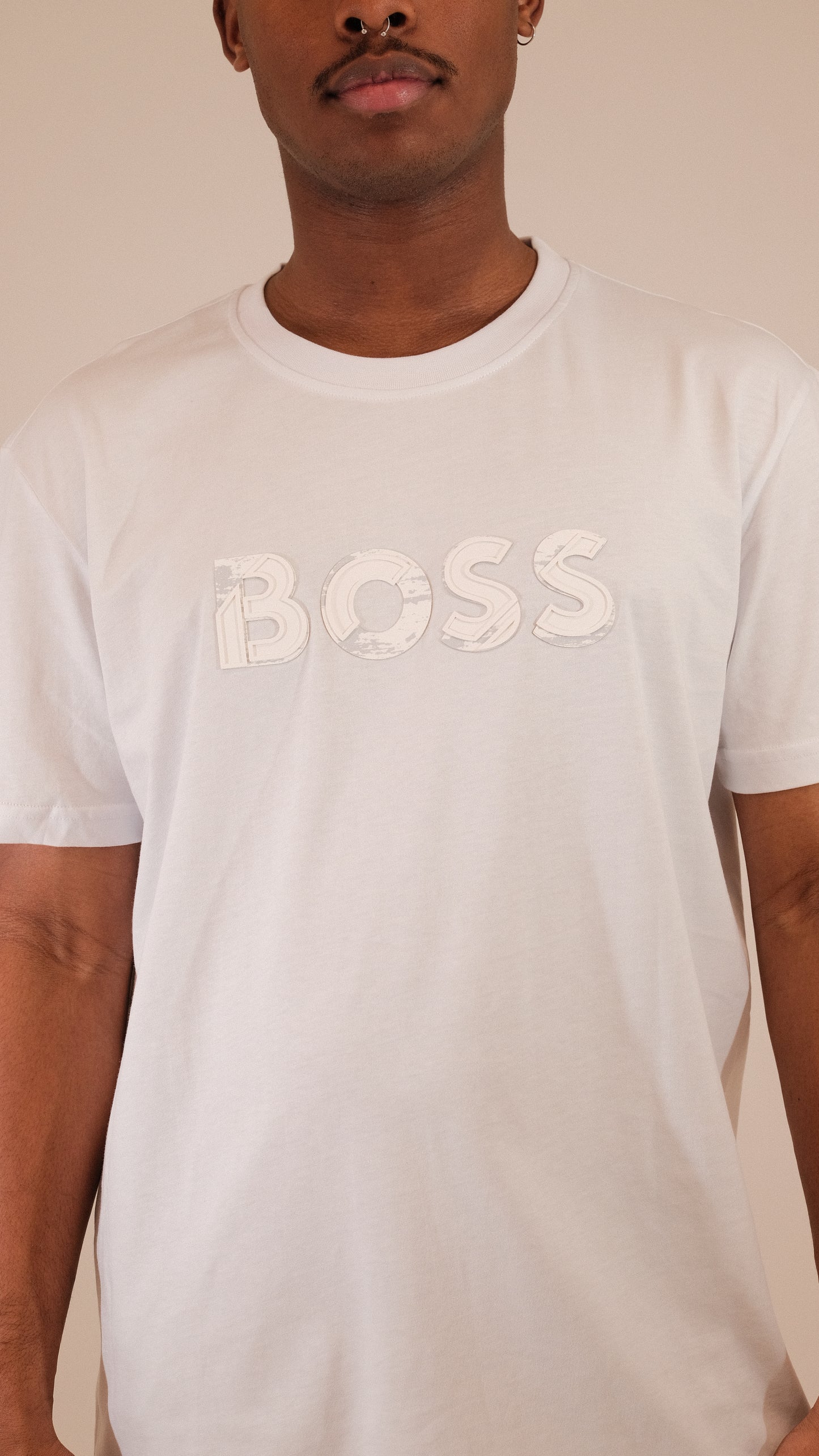 Camiseta BOSS con Estampado Rubber y Efecto Desgaste