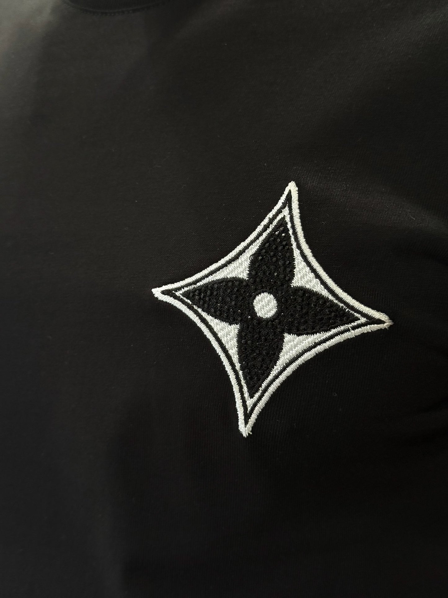 Camiseta LOUIS VUITTON con Aplique Bordado y Detalle en Piedras
