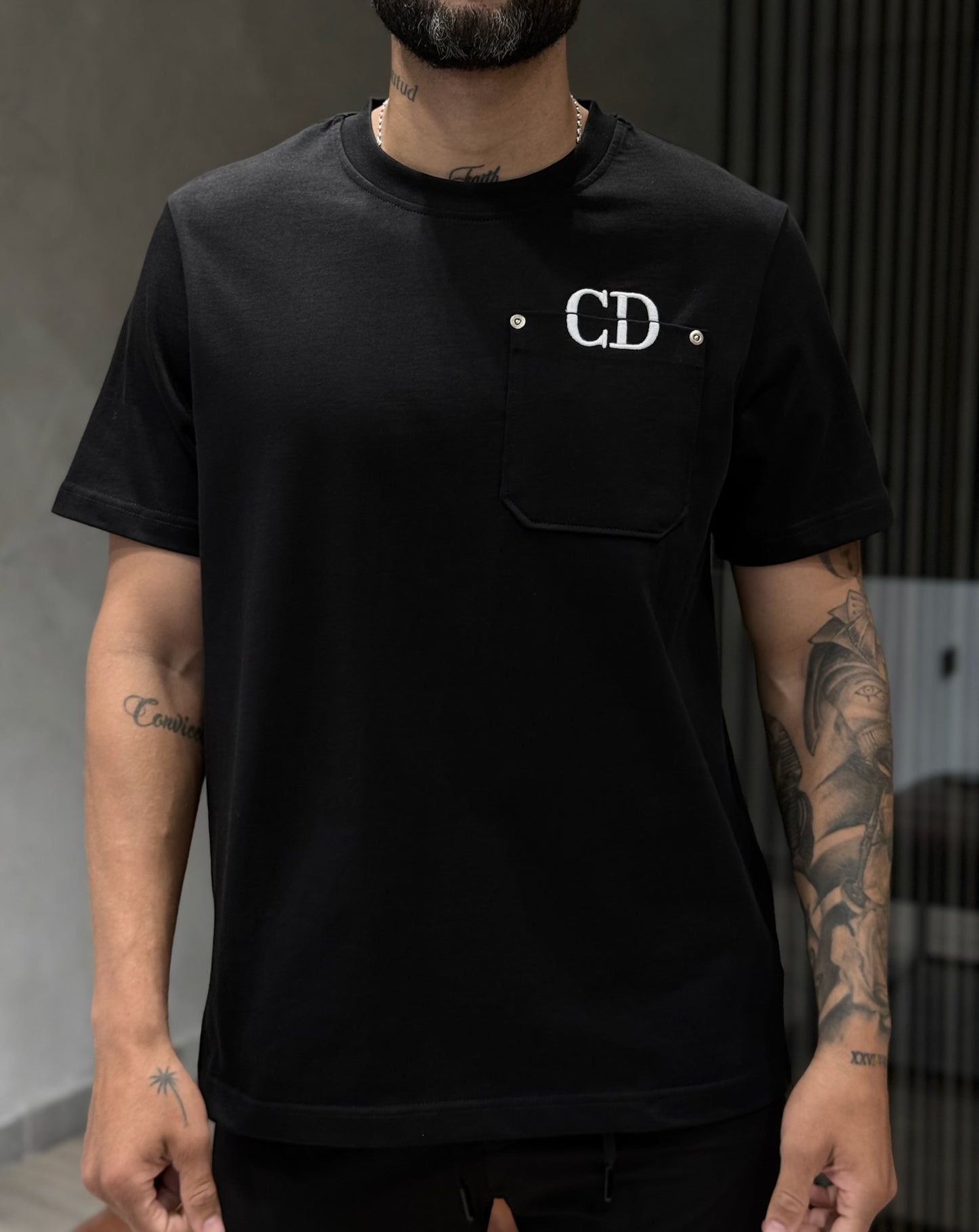 Camiseta DIOR con Bolsillo Lateral y Bordado Clásico