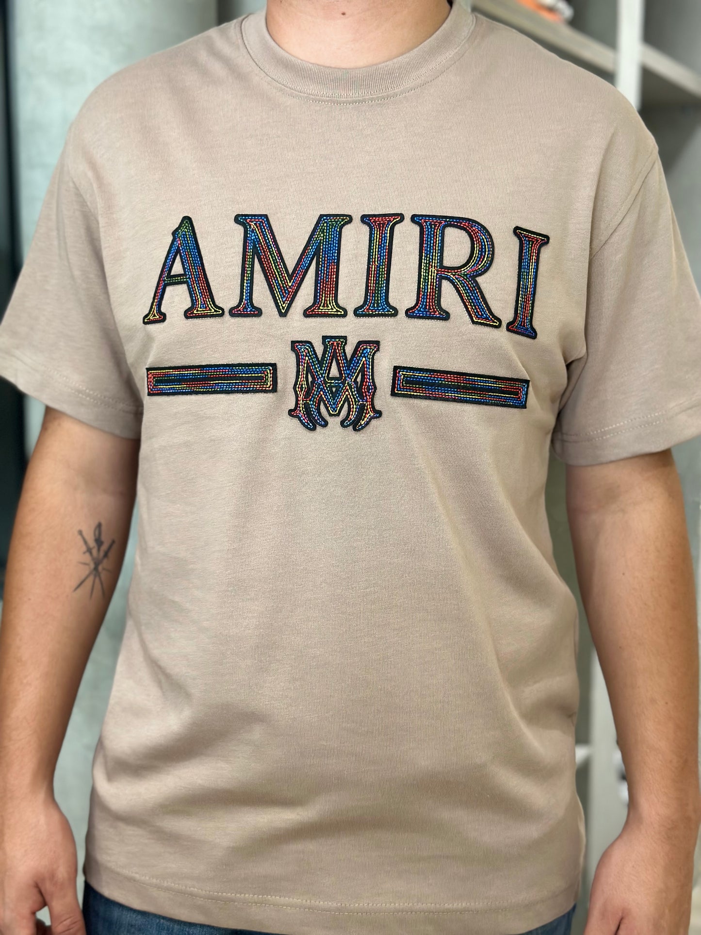 Camiseta AMIRI con Letras en Aplique y Bordado en colores