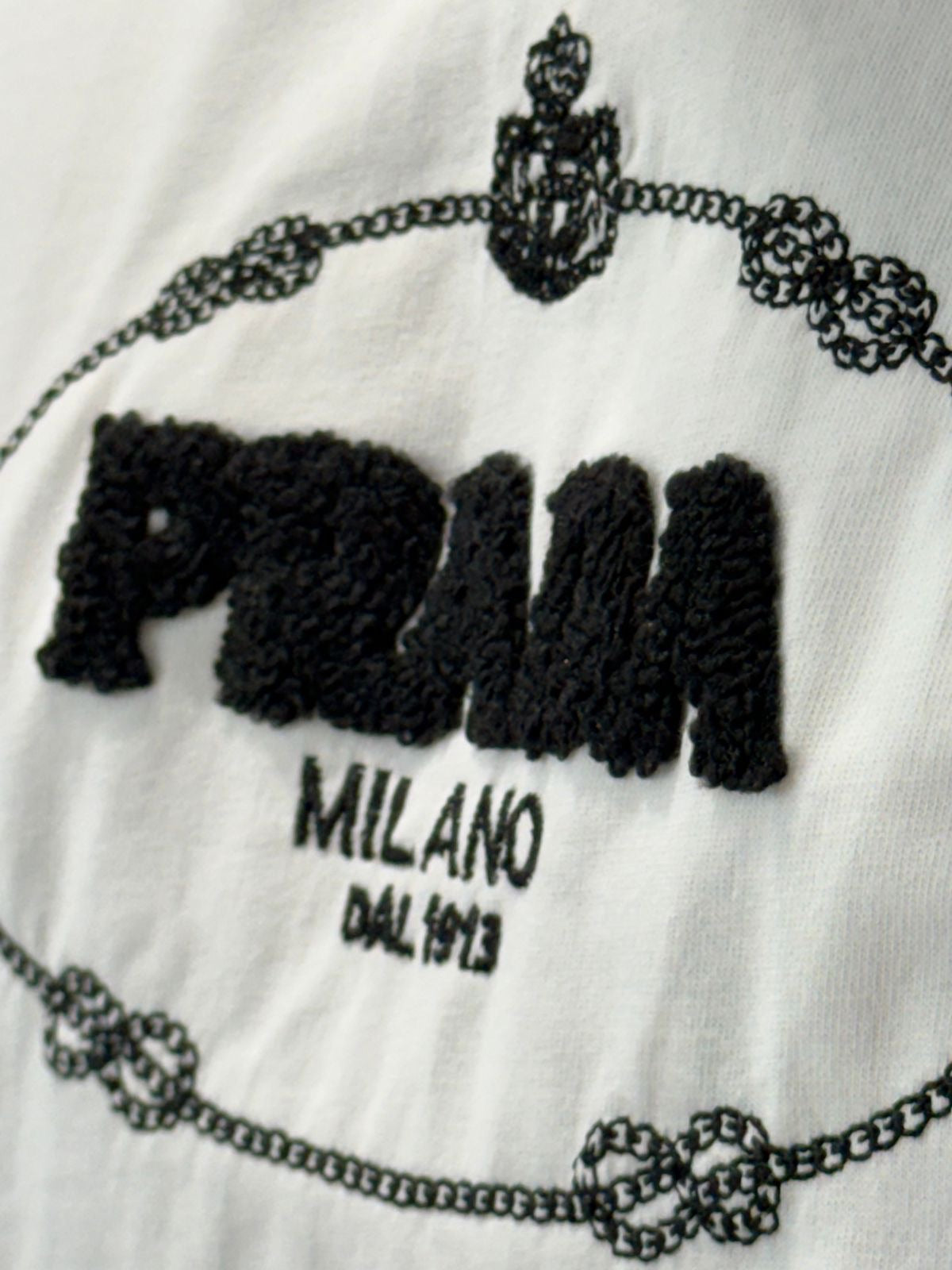 Camiseta PRADA con Bordado y Detalle en Rizo