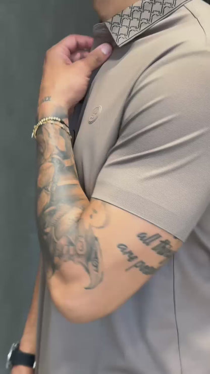 Camiseta Tipo Polo HUGO con Diseño Holigráfico en el Cuello